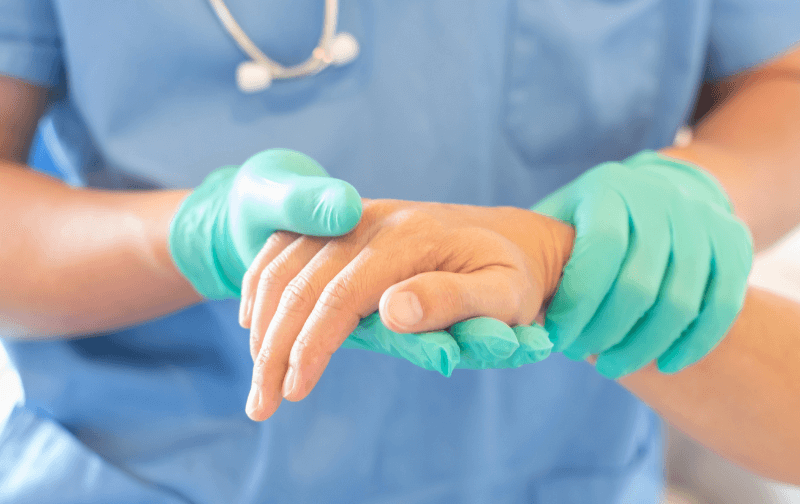 lekarka trzymająca pacjenta za rękę, grafika przekierowująca do podstrony poradni chirurgii urazowo-ortopedycznej