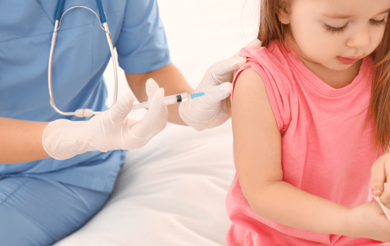 pielęgniarka wykonująca szczepienie dziecka