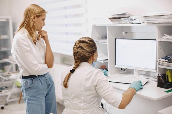 Kobieta w gabinecie lekarskim, grafika przekierowująca do podstrony pracowni densytometri.